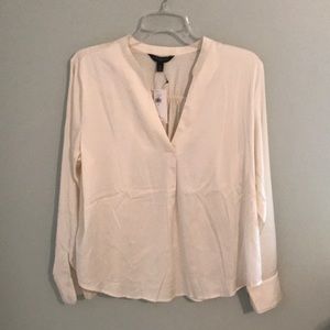 💕HP x2💕NWT! Banana Republic Women’s v-neck off white blouse - silky look